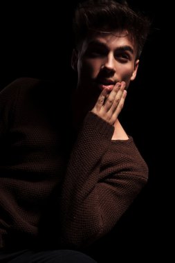 düşünme, kafa onun avuç içi dinlenme oturan adam