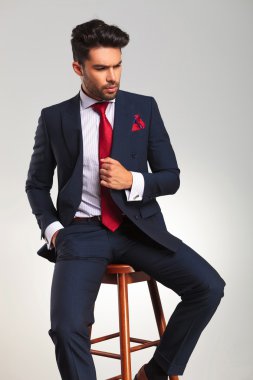 Ceketini oturma süre tutarak zarif iş adamı