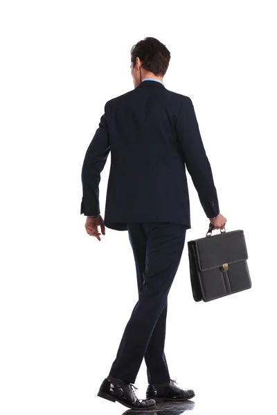 Πίσω όψη εικόνα ενός επιχειρηματικού άντρα που περπατάει με χαρτοφύλακα — Φωτογραφία Αρχείου