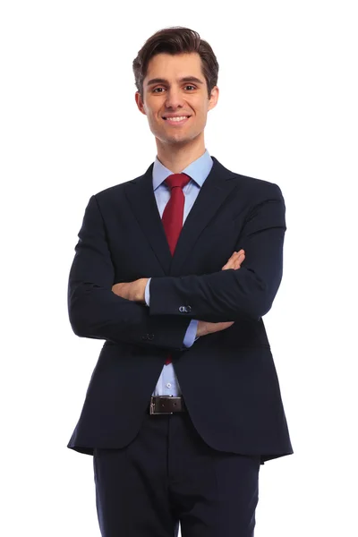 Uomo d'affari fiducioso sorridente in piedi con le braccia incrociate — Foto Stock