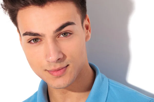 Closeup picture of a smiling casual young man — Stock Photo, Image