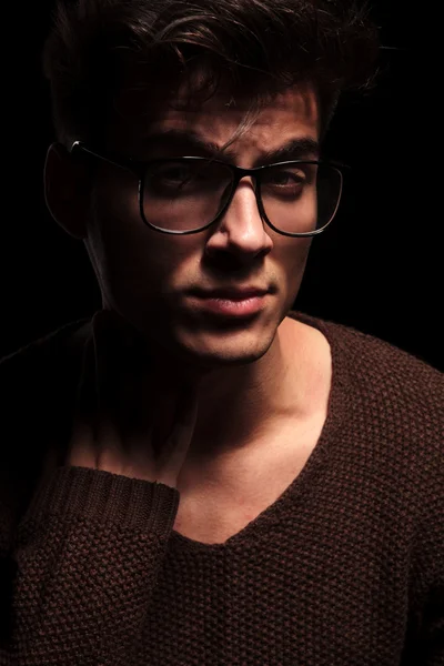 Retrato de primer plano de un joven con gafas — Foto de Stock