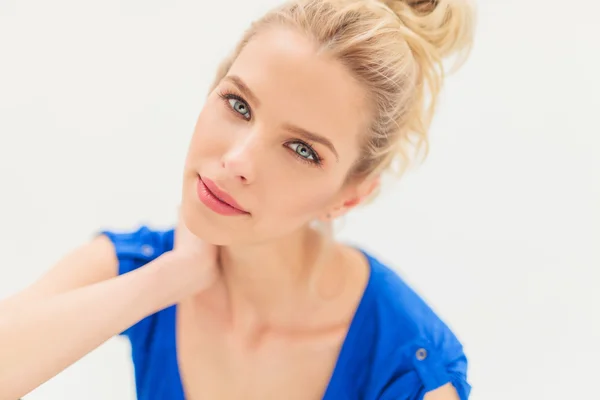 Entspannte blonde Frau mit blauen Augen — Stockfoto