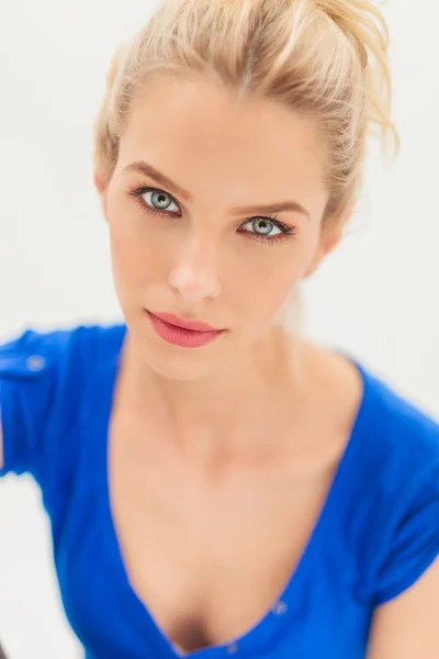 Portrait de beauté d'une femme blonde aux yeux bleus — Photo