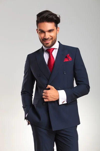 Joven hombre de negocios en traje de doble pecho sonriendo — Foto de Stock