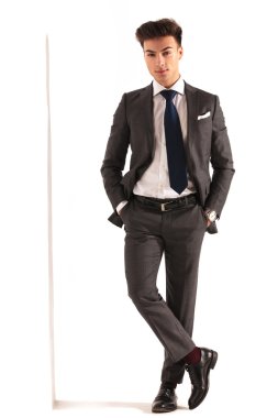 seksi genç iş adamı elleri ceplerinde 