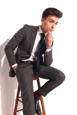 oturmuş iş adamı düşünme