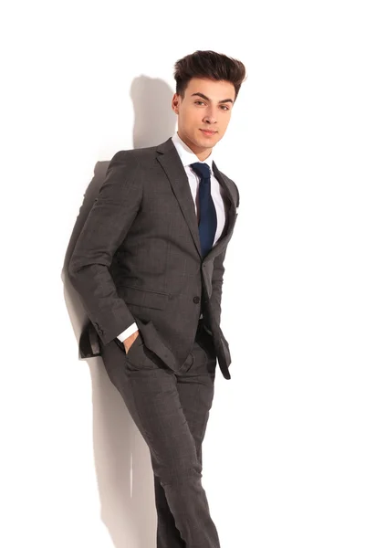 Розслаблений молодий бізнесмен у сірому костюмі — стокове фото