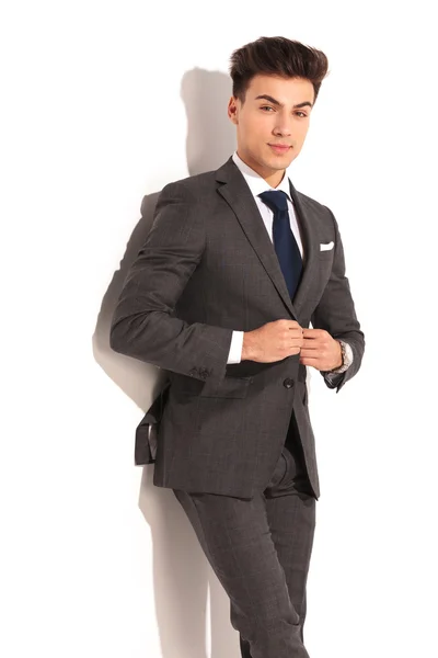 Man in suit and tie unbuttoning his coat — Stock Photo, Image