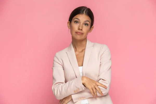 Schöne Geschäftsfrau Blickt Die Kamera Langweilt Sich Und Verschränkt Die — Stockfoto