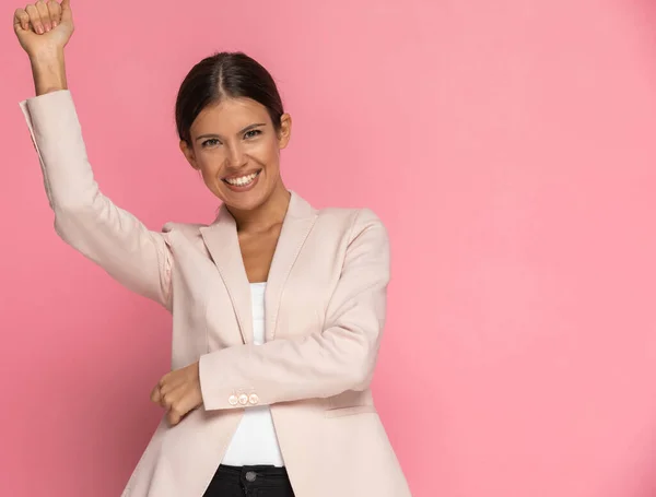 Podekscytowana Bizneswoman Świętuje Sukces Pięścią Powietrzu Różowym Tle — Zdjęcie stockowe