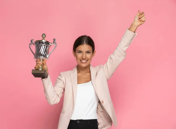 Bonito Empresária Segurando Uma Xícara Dando Polegares Contra Fundo Rosa — Fotografia de Stock