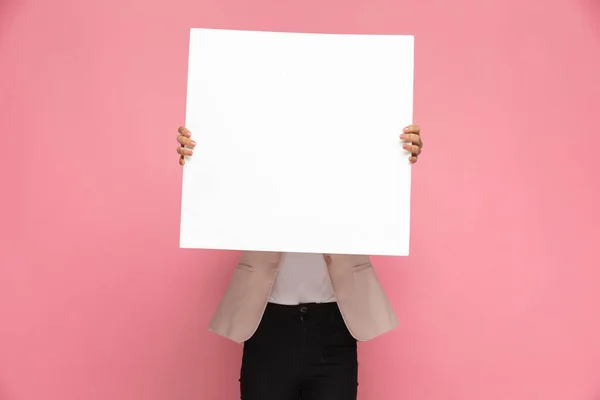 Empresária Mostrando Uma Placa Branco Câmera Fundo Rosa — Fotografia de Stock