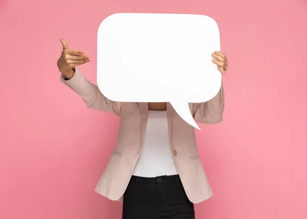 Geschäftsfrau Präsentiert Die Sprechblase Die Ihr Gesicht Vor Rosa Hintergrund — Stockfoto