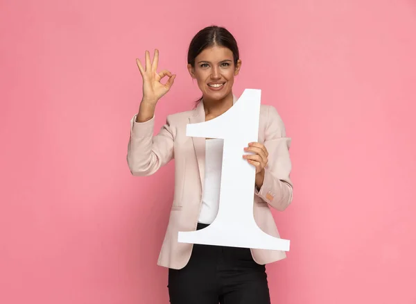 Nette Geschäftsfrau Mit Der Nummer Eins Der Hand Macht Ein — Stockfoto