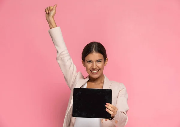 Empresaria Sosteniendo Tableta Celebrando Éxitos Sobre Fondo Rosa — Foto de Stock