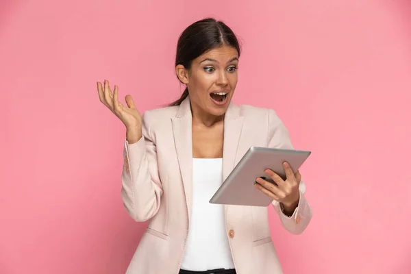 Mujer Negocios Emocionada Leyendo Algunas Noticias Tableta Sobre Fondo Rosa —  Fotos de Stock