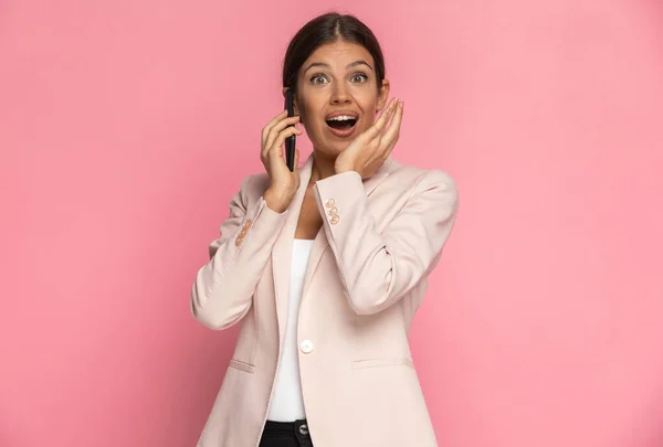 Söt Affärskvinna Lyckligt Överraskad Några Nyheter Telefonen Mot Rosa Bakgrund — Stockfoto