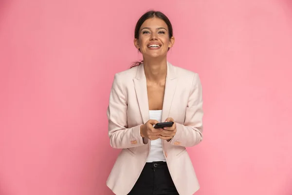 Sorridente Empresária Mensagens Texto Seu Telefone Celular Sentindo Feliz Contra — Fotografia de Stock