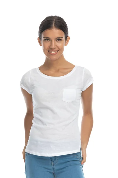 白いスタジオの背景に立っている間に笑顔ハッピーカジュアル女性 — ストック写真