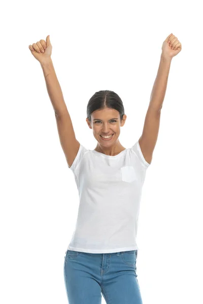 陽気なカジュアルな女性お祝いと笑いながら白いスタジオの背景に立って — ストック写真