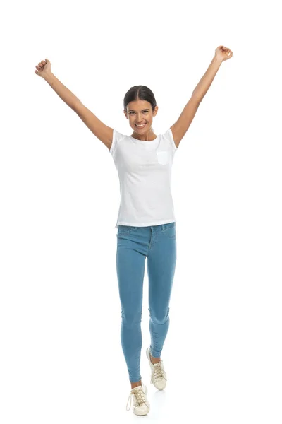 Mujer Alegre Casual Celebrando Riendo Caminando Sobre Fondo Blanco Del — Foto de Stock