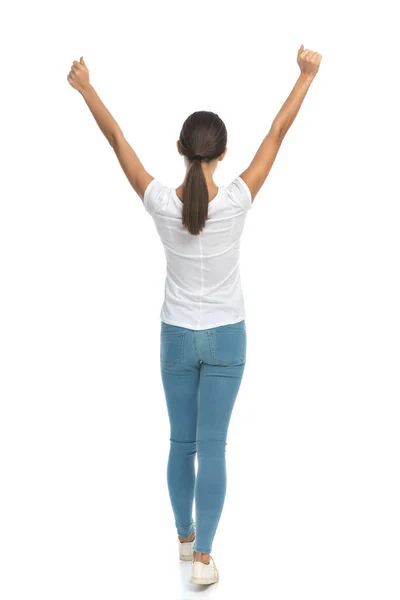 Achteraanzicht Van Casual Vrouw Vieren Met Handen Lucht Lopen Witte — Stockfoto