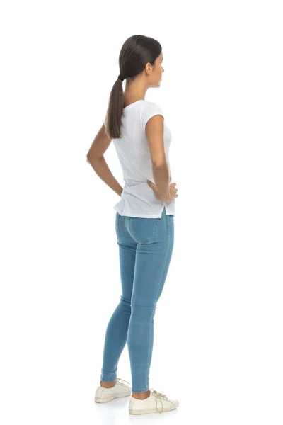 Vista Lateral Posterior Mujer Casual Cogida Mano Cintura Mientras Está —  Fotos de Stock