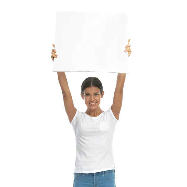 Pozitivní Ležérní Žena Drží Billboard Nad Hlavou Zatímco Stojí Bílém — Stock fotografie