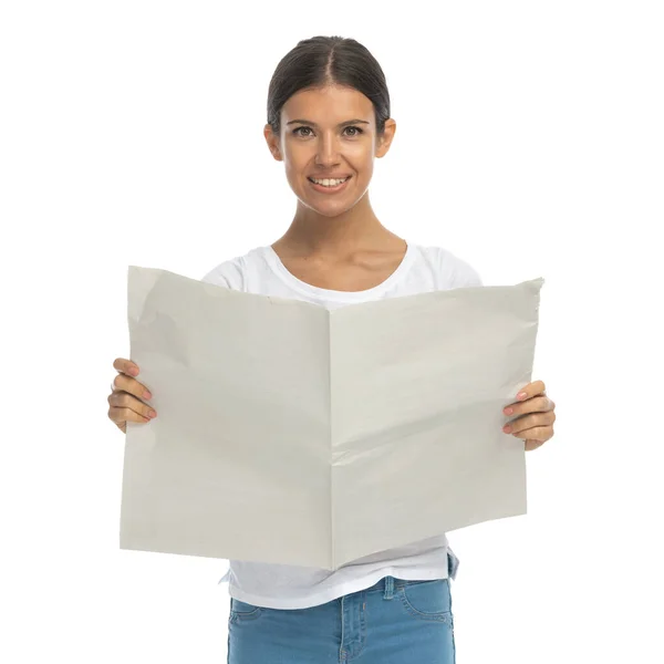 Mujer Casual Positiva Sonriendo Leyendo Periódico Mientras Está Pie Sobre —  Fotos de Stock