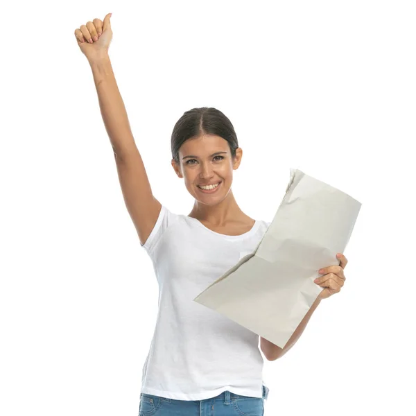 Feliz Mujer Casual Leyendo Periódico Celebrando Mientras Está Pie Fondo — Foto de Stock