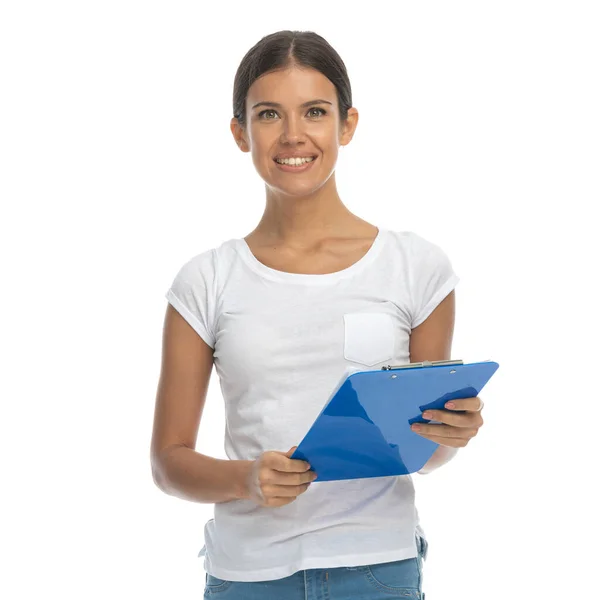 Feliz Mujer Casual Sosteniendo Portapapeles Sonriendo Mientras Está Pie Sobre — Foto de Stock