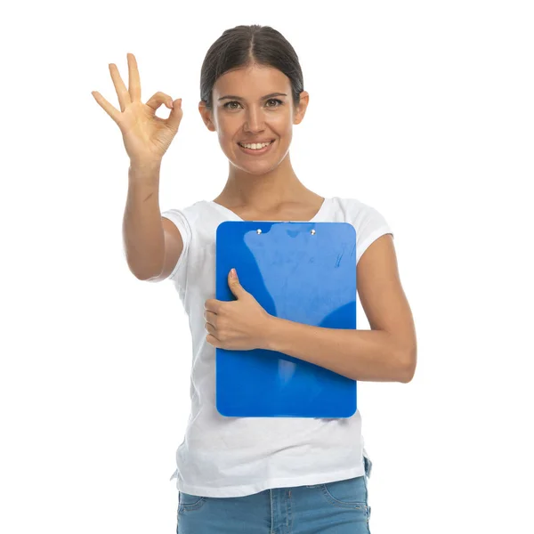 Mulher Casual Positiva Segurando Prancheta Gesto Perfeito Enquanto Estava Fundo — Fotografia de Stock