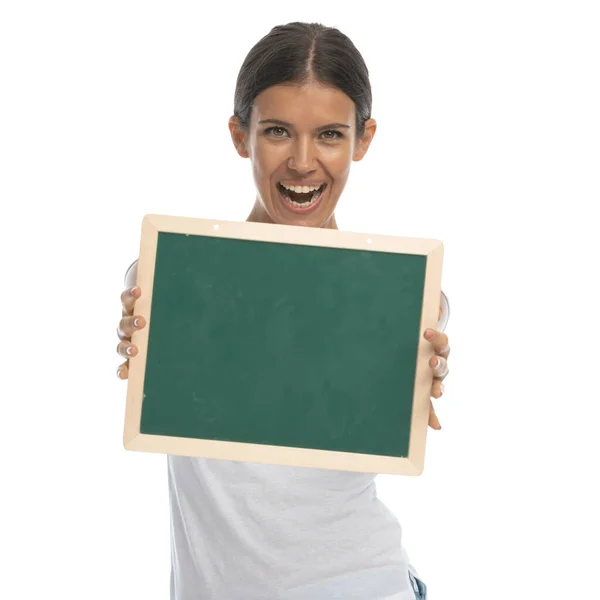 Vrolijke Casual Vrouw Houden Schoolbord Lachen Terwijl Staan Witte Studio — Stockfoto