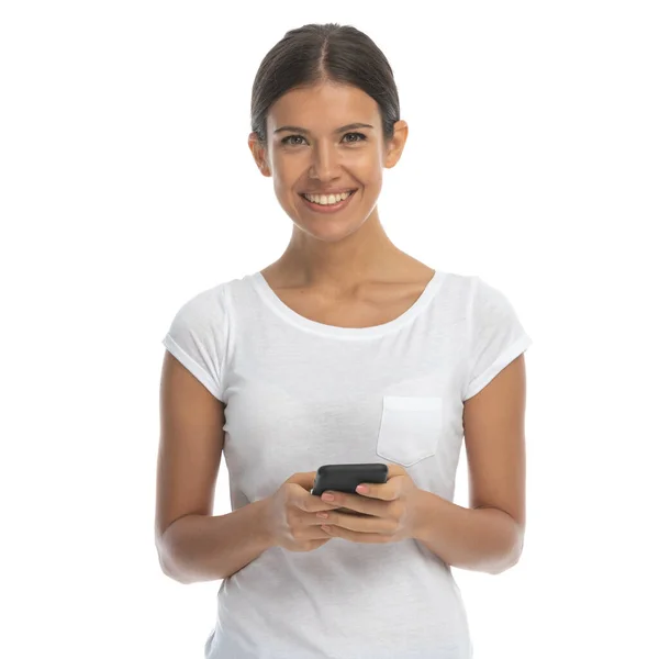 Mujer Casual Positiva Sosteniendo Teléfono Sonriendo Mientras Está Pie Fondo — Foto de Stock