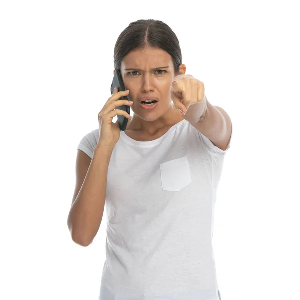 Angry Casual Woman Talking Phone Pointing While Standing White Studio — Stock Photo, Image