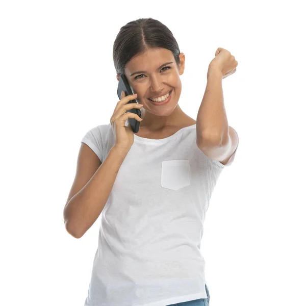 站在白色工作室的背景下 随意打电话庆祝的快乐女人 — 图库照片