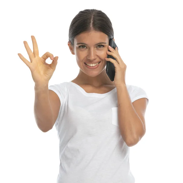 Позитивна Випадкова Жінка Розмовляє Телефону Жестикулює Ідеально Стоячи Білому Фоні — стокове фото