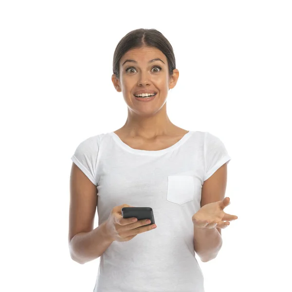 Emocionada Mujer Casual Sosteniendo Teléfono Sonriendo Mientras Está Pie Fondo —  Fotos de Stock