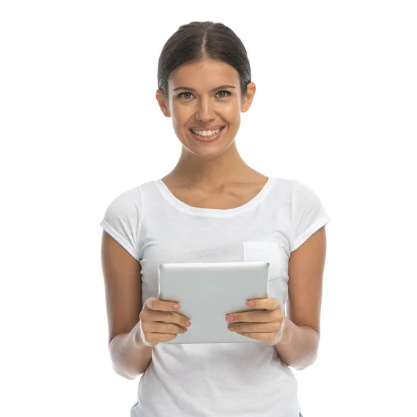 Mulher Casual Positiva Sorrindo Segurando Tablet Enquanto Estava Fundo Estúdio — Fotografia de Stock