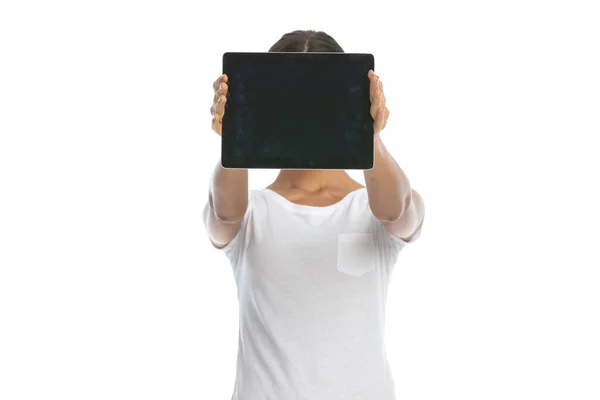 Νεαρή Περιστασιακή Γυναίκα Που Καλύπτει Πρόσωπό Της Tablet Στέκεται Λευκό — Φωτογραφία Αρχείου