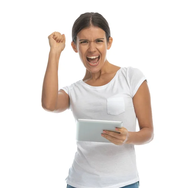 Wesoły Casual Kobieta Świętuje Krzyki Trzymając Tablet Stojąc Białym Tle — Zdjęcie stockowe