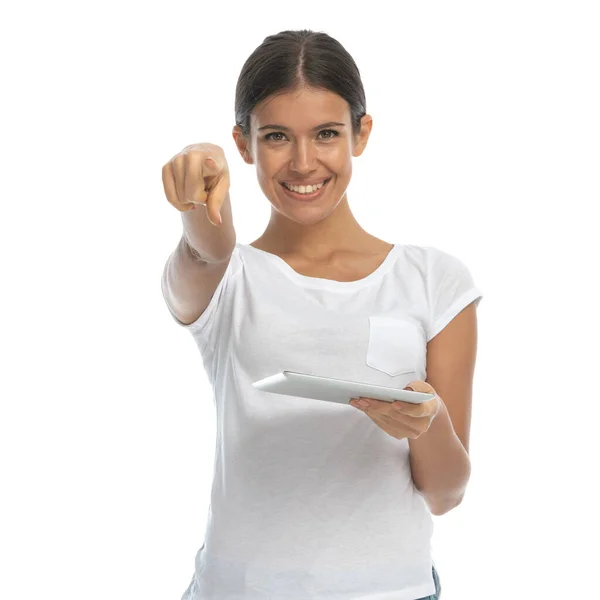 Smiling Casual Woman Pointing Holding Tablet While Standing White Studio — Stock Photo, Image