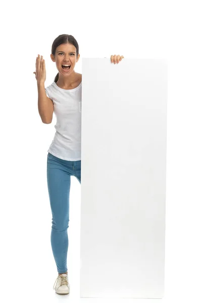 Furious Casual Kobieta Trzyma Pusty Billboard Krzyczy Stojąc Białym Tle — Zdjęcie stockowe