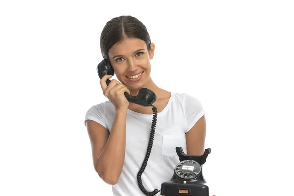 古いです電話で話して幸せなカジュアル女性と笑顔ながら 白いスタジオの背景に立って — ストック写真