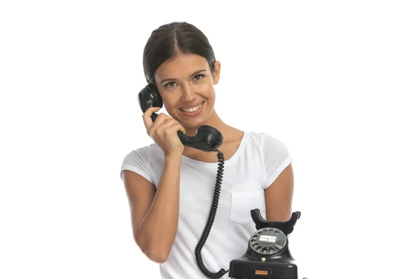 Glad Casual Kvinna Talar Gamla Telefonen Och Ler När Står — Stockfoto