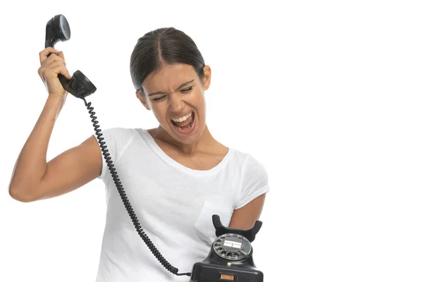 Mulher Casual Alegre Falando Telefone Antigo Gritando Enquanto Estava Fundo — Fotografia de Stock