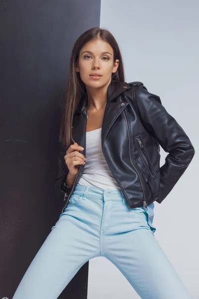 Charmig Modell Poserar Justera Hennes Läder Jacka När Står Svart — Stockfoto
