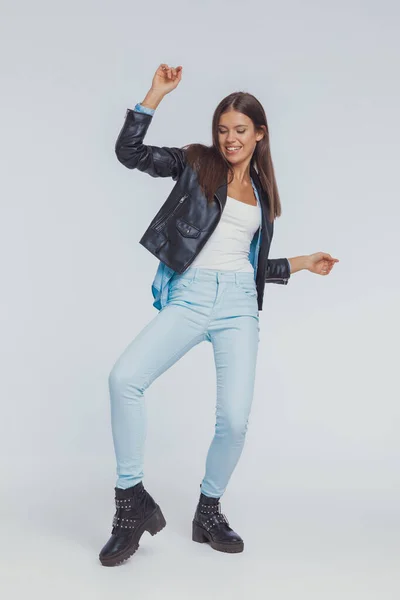 Vrolijke Mode Model Lachen Het Dragen Van Lederen Jas Tijdens — Stockfoto