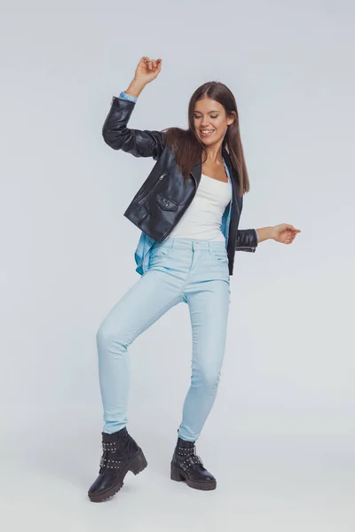 Alegre Modelo Moda Riendo Usando Chaqueta Cuero Mientras Baila Sobre — Foto de Stock